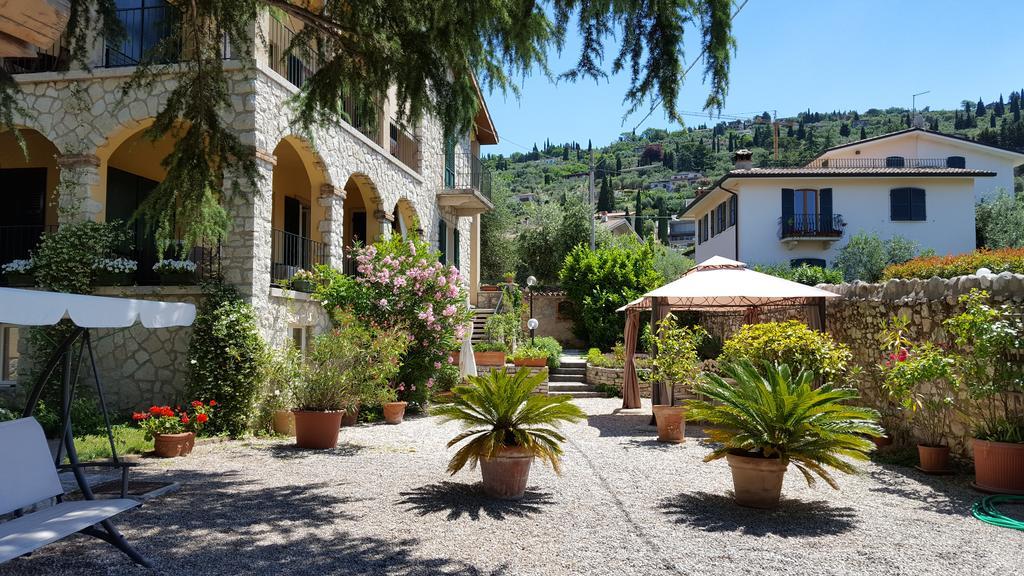 Aparthotel Residenza Le Logge Torri Del Benaco Exterior foto